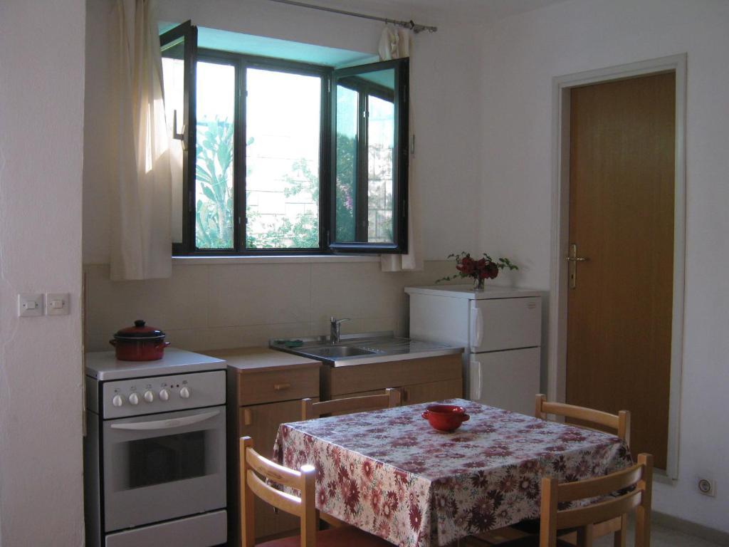 Apartment And Artemida *